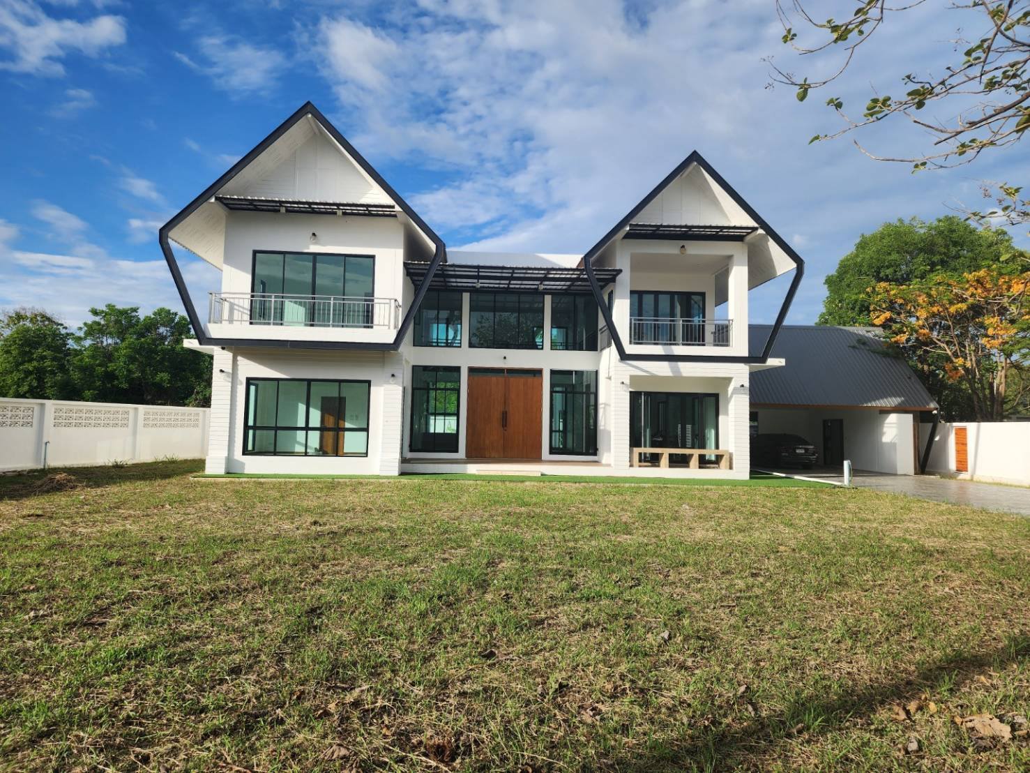 rent565 ให้เช่าบ้านใหม่หางดง บ้าน 2 ชั้น 4 ห้องนอน 4 ห้องน้ำ ค่าเช่า 150,000 บาท / เดือน