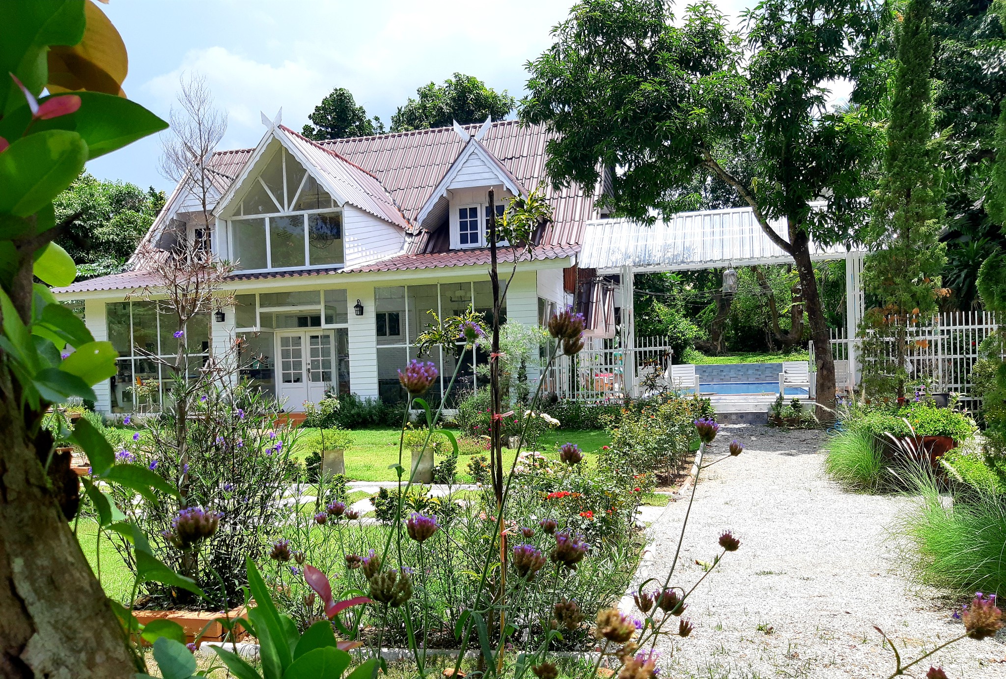 rent225 เช่าบ้านพูลวิลล่าสารภี 5ห้องนอน 2ห้องน้ำ  มีที่จอดรถรวมกว่า 40คัน